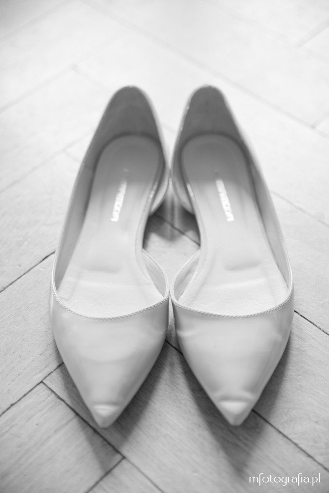 detal podczas przygotowań do śłubu - buty Panny Młodej